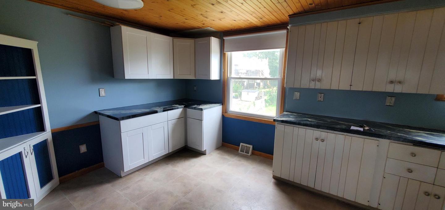 4401 Deerpath Ln Property Photo 7
