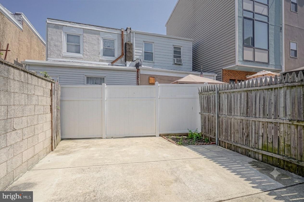 151 Moore St Property Photo 8