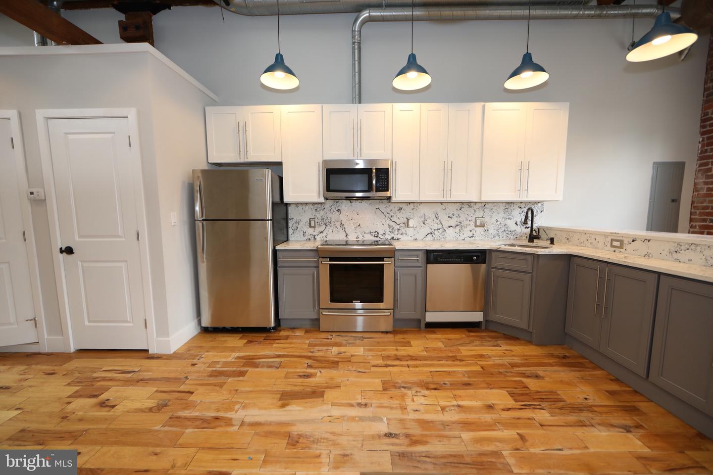 1822 E Glenwood #205 Property Photo 4