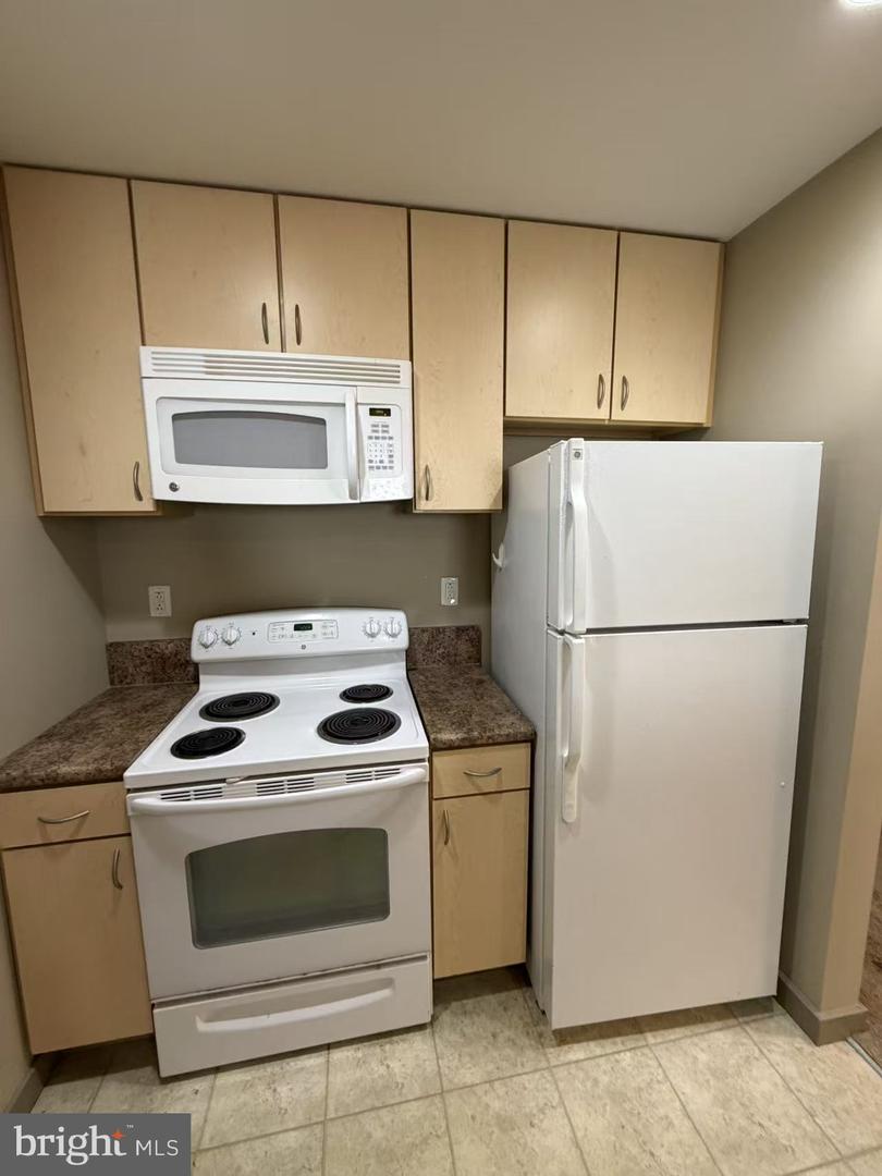 815-37 Arch St #519 Property Photo 6