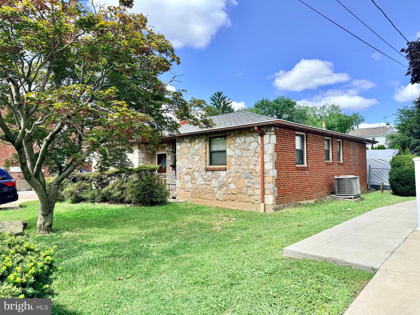 9612 Hilspach St Property Photo 4