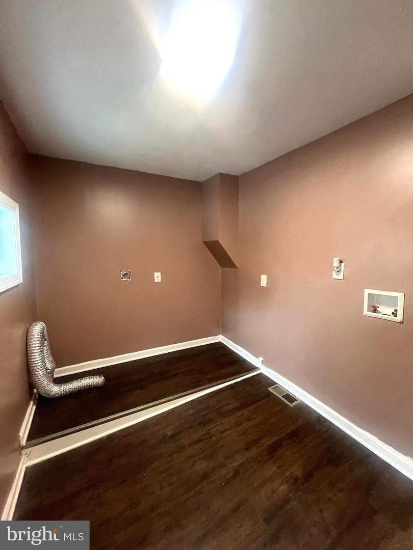 1109 W Silver St Property Photo 16
