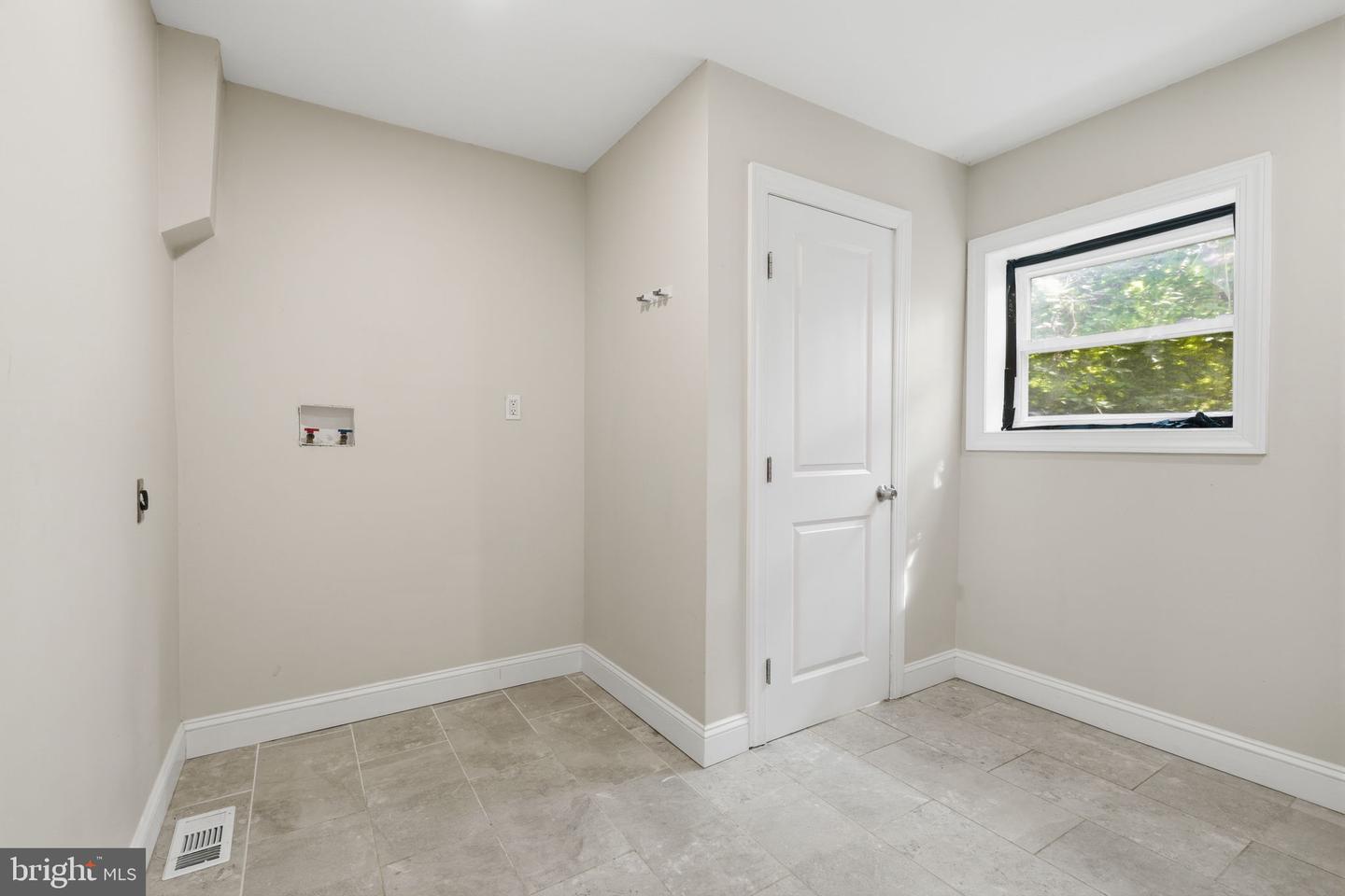 2023 S 60th St Property Photo 9