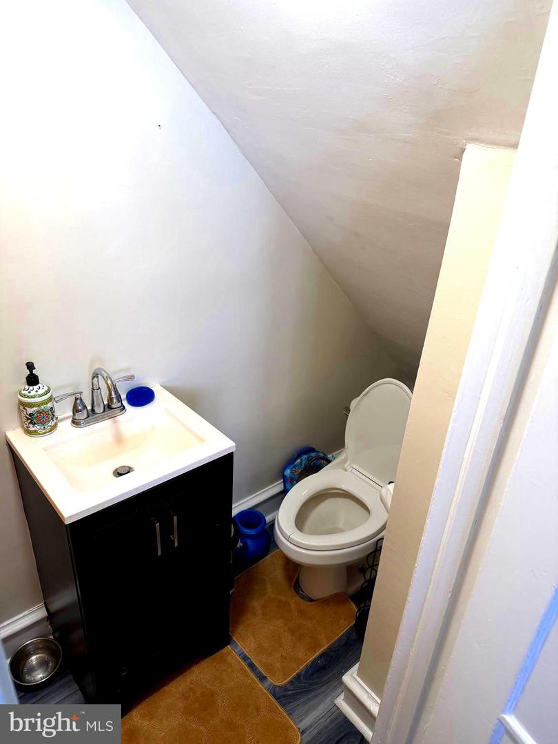 1834 Lansing St Property Photo 8