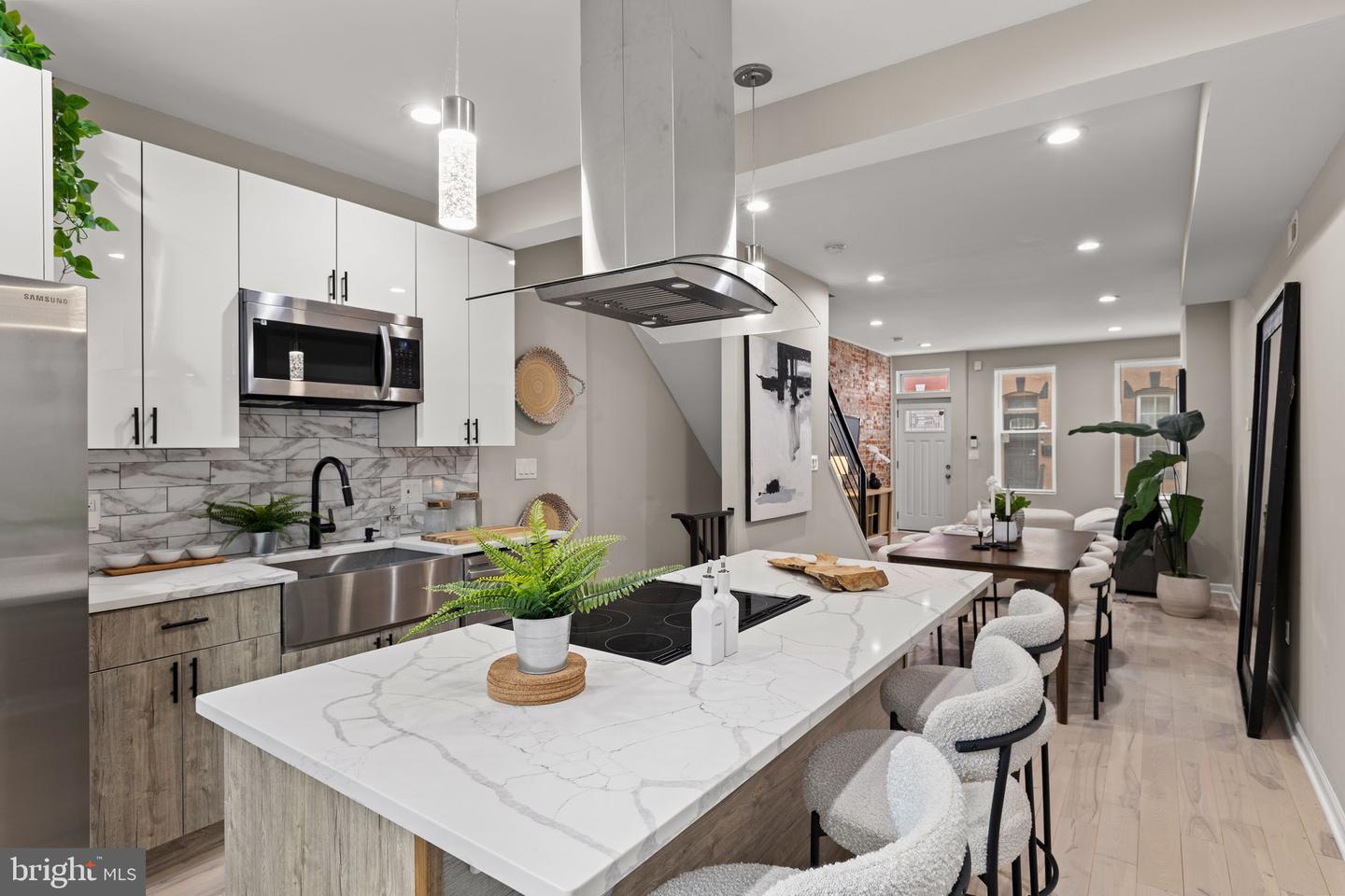 1416 N Dover St Property Photo 1