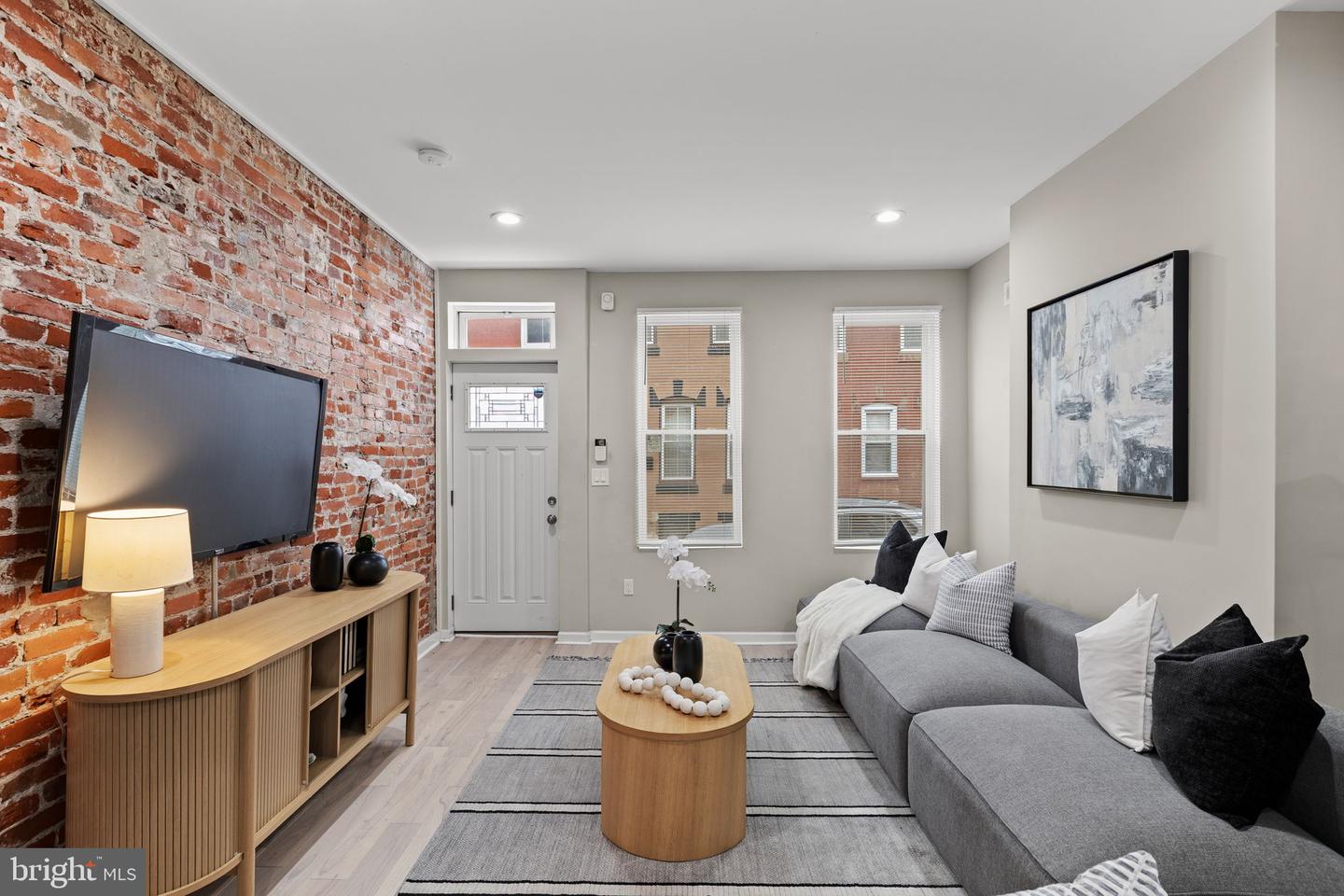 1416 N Dover St Property Photo 2