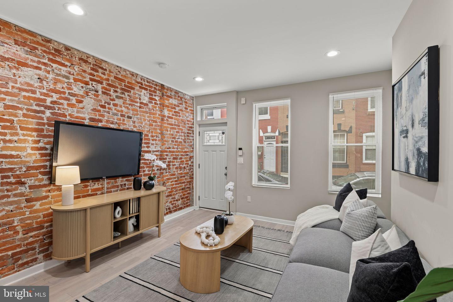 1416 N Dover St Property Photo 3