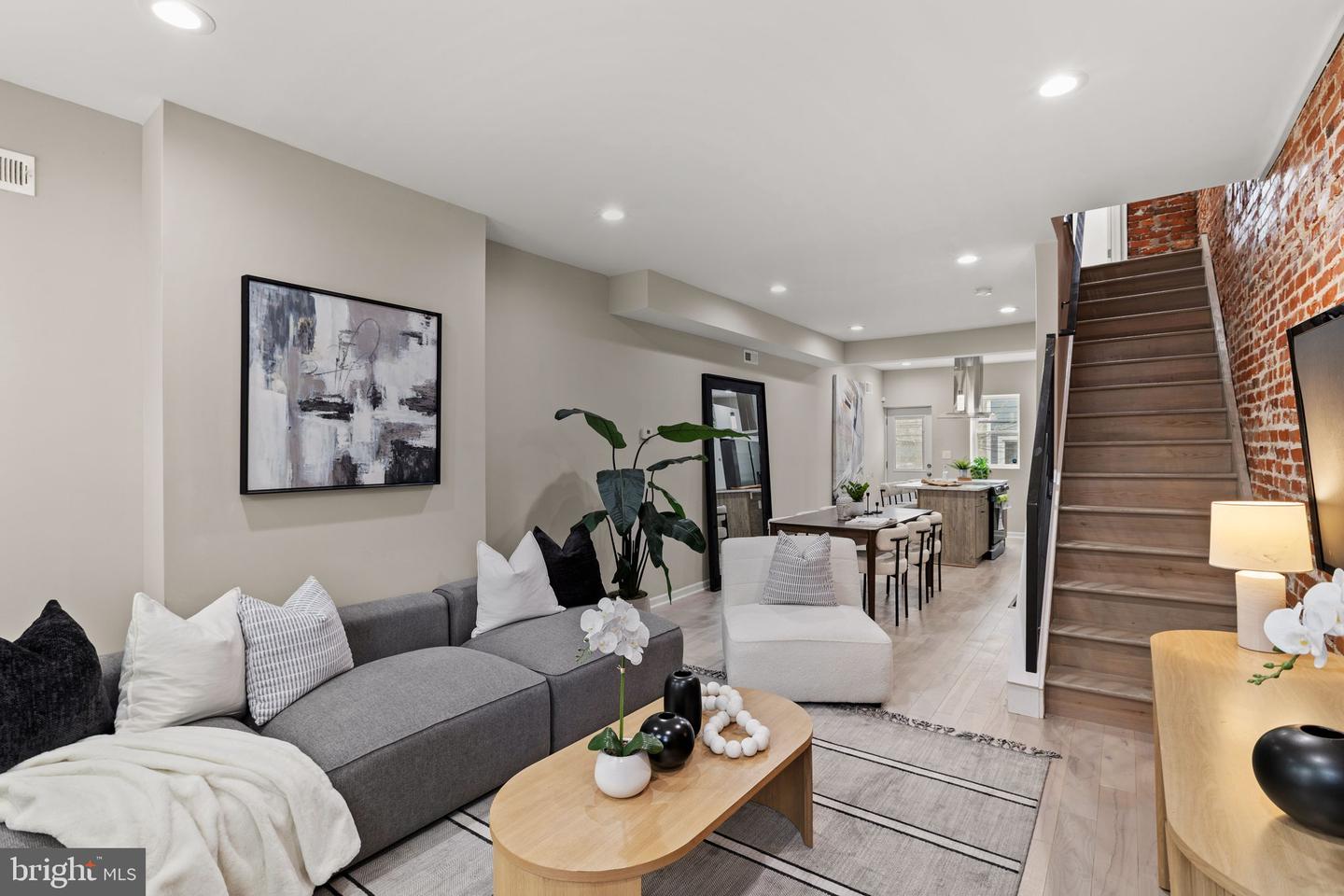 1416 N Dover St Property Photo 4
