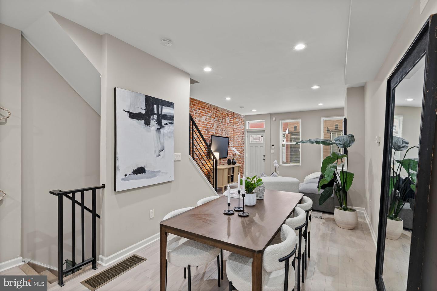 1416 N Dover St Property Photo 6