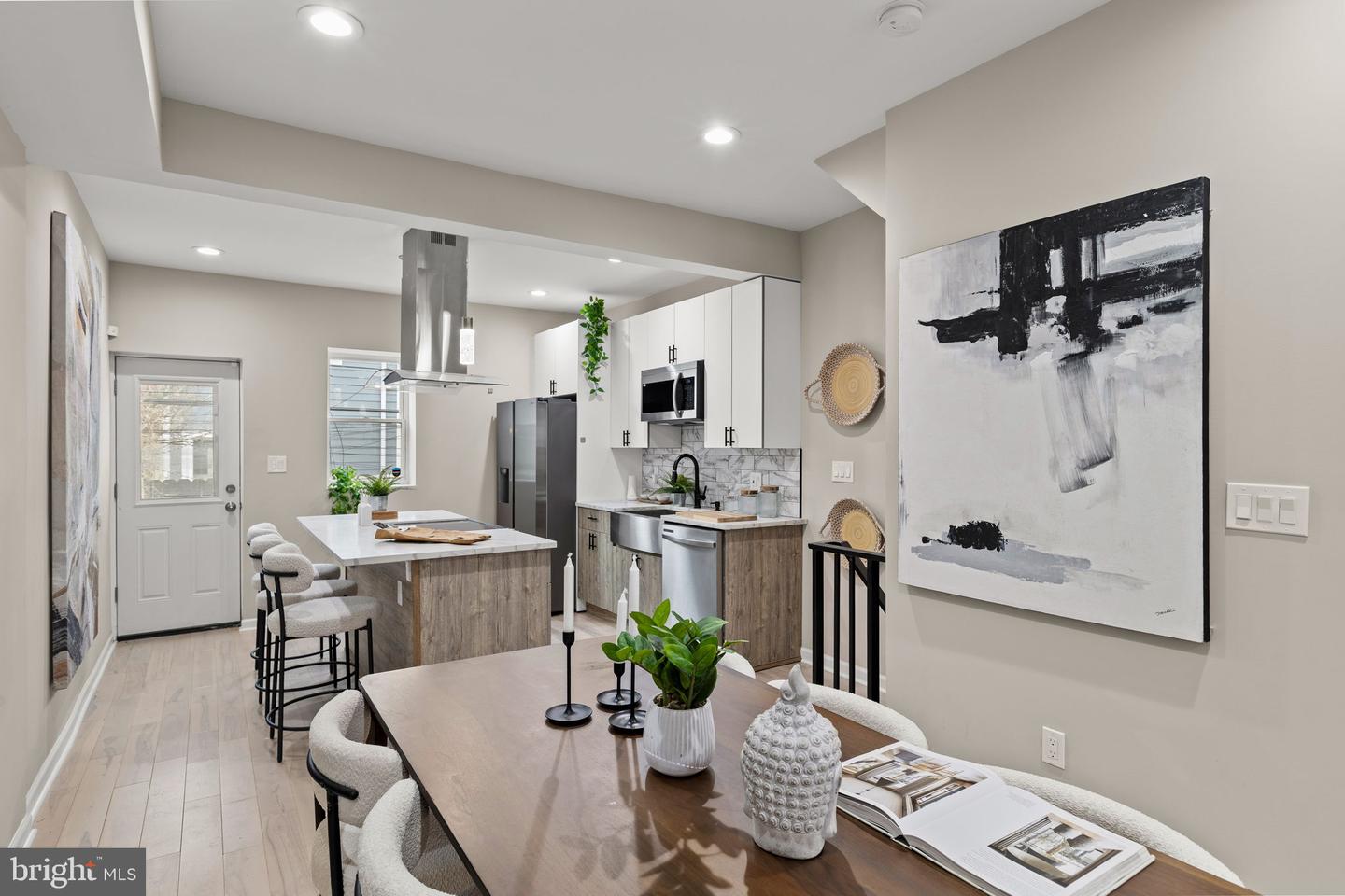 1416 N Dover St Property Photo 8
