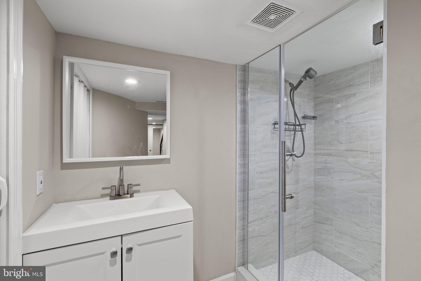 1416 N Dover St Property Photo 18