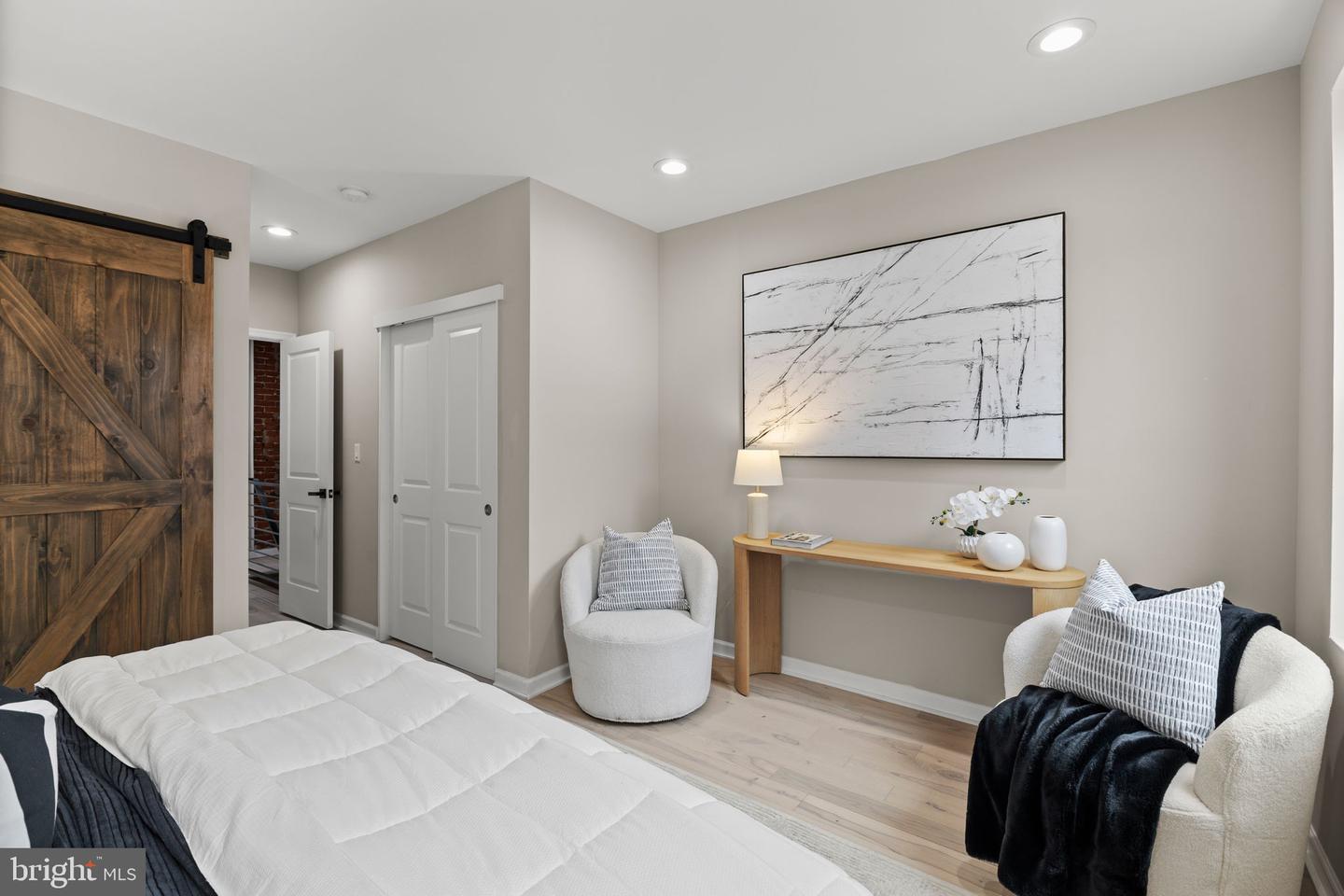 1416 N Dover St Property Photo 25