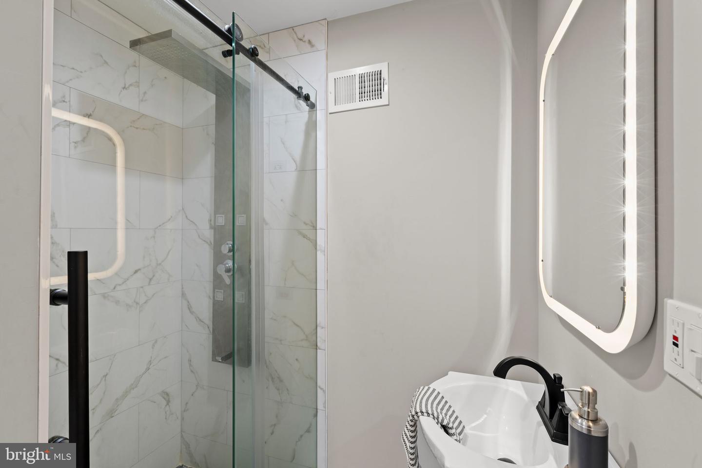 1416 N Dover St Property Photo 27