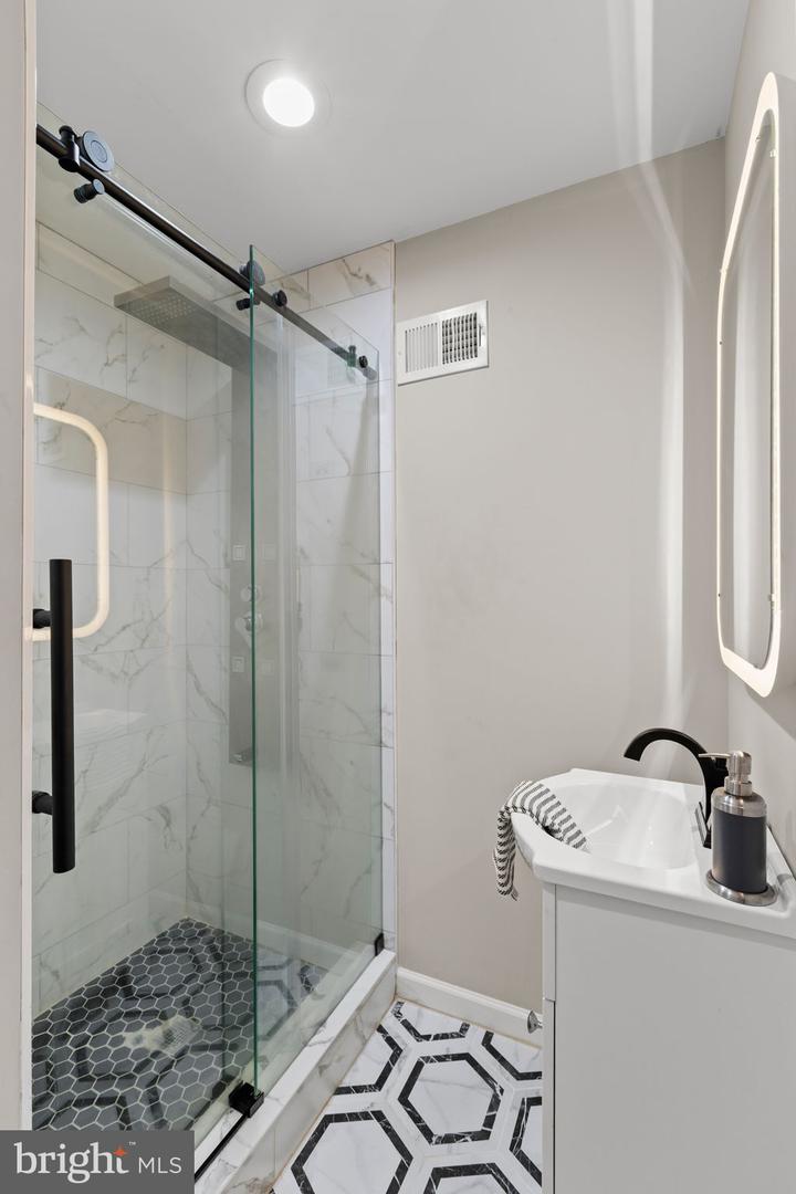 1416 N Dover St Property Photo 28