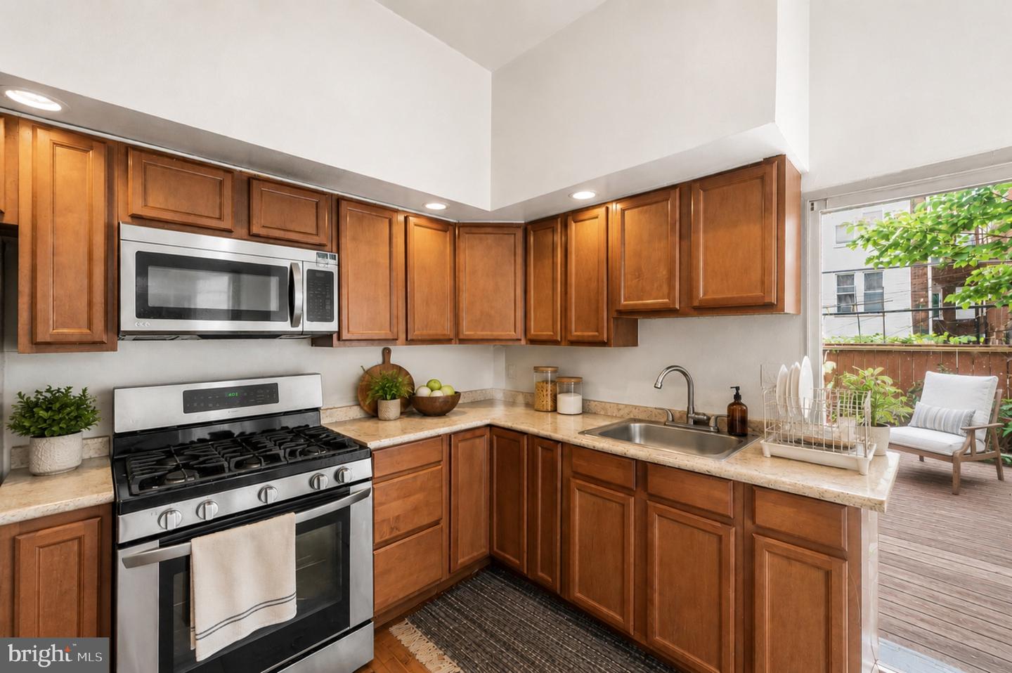 4438 Ludlow St Property Photo 4
