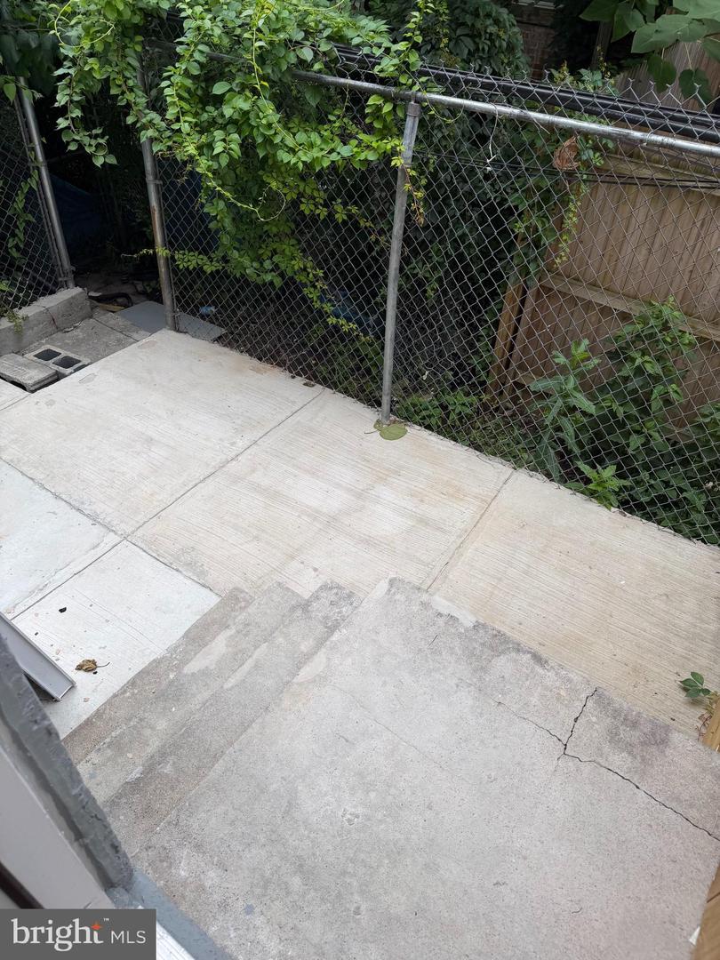 2512 W Somerset St Property Photo 6