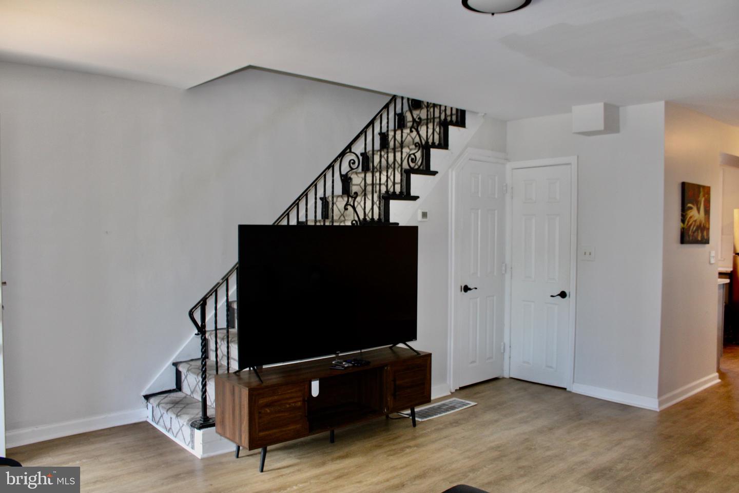 4625 Lansing St Property Photo 3