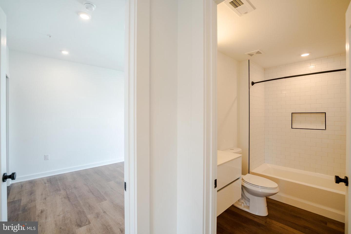 5904 Germantown Ave #401 Property Photo 16