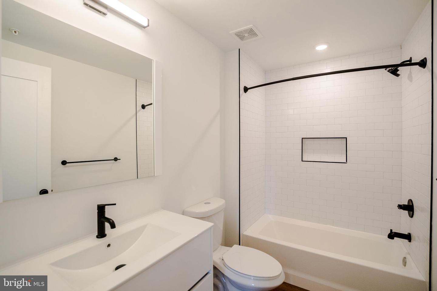 5904 Germantown Ave #401 Property Photo 17