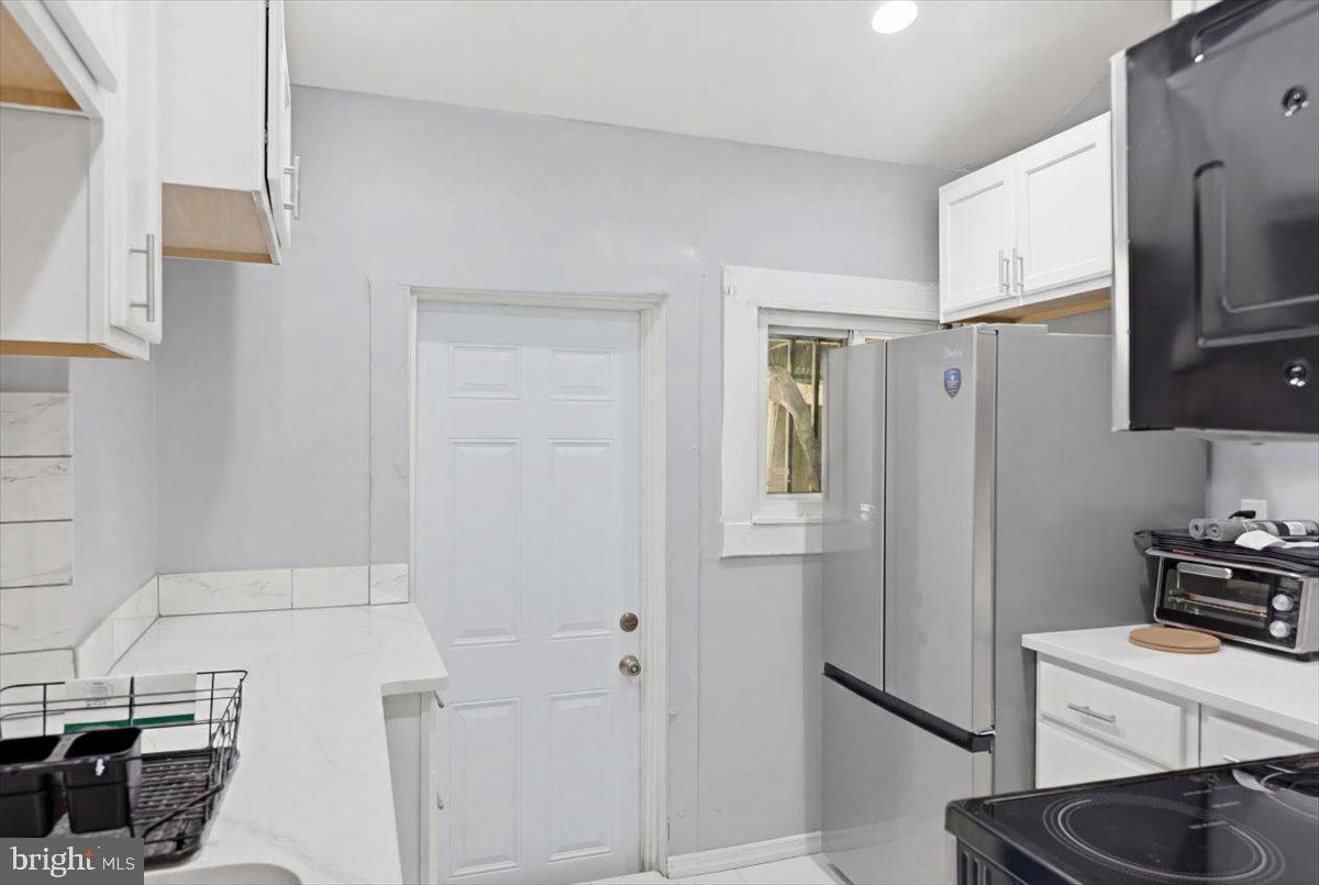 861 N Moss St Property Photo 7