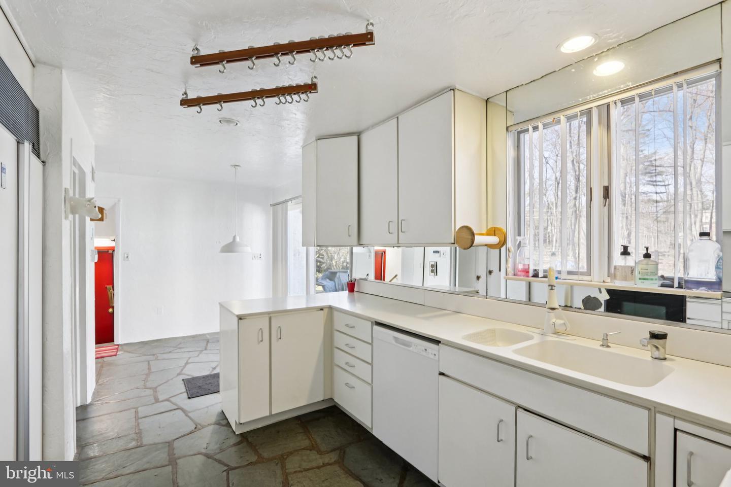 605 Arbutus St Property Photo 15