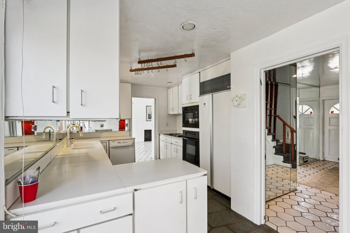 605 Arbutus St Property Photo 16