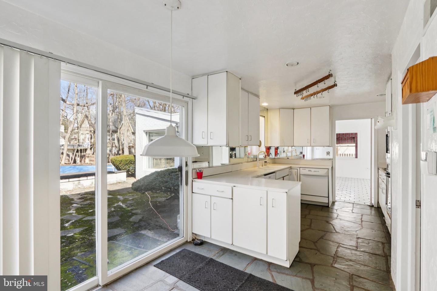 605 Arbutus St Property Photo 19