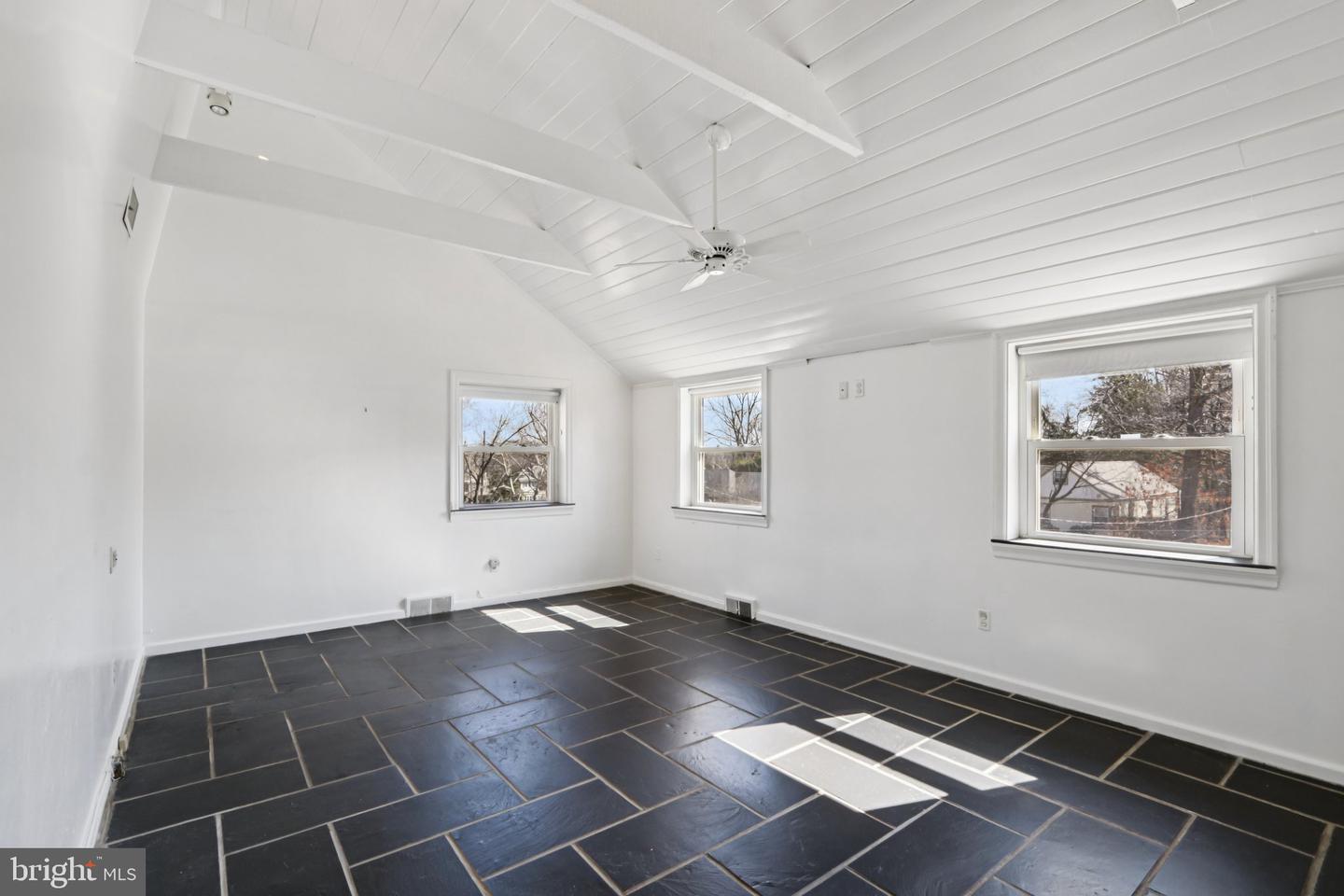 605 Arbutus St Property Photo 23