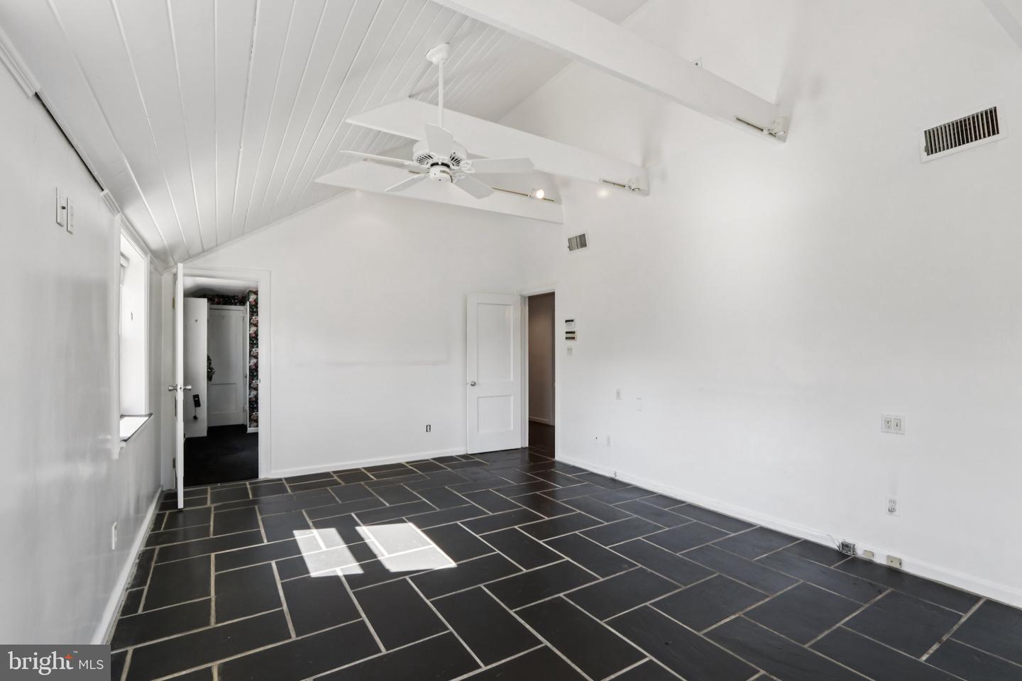 605 Arbutus St Property Photo 24