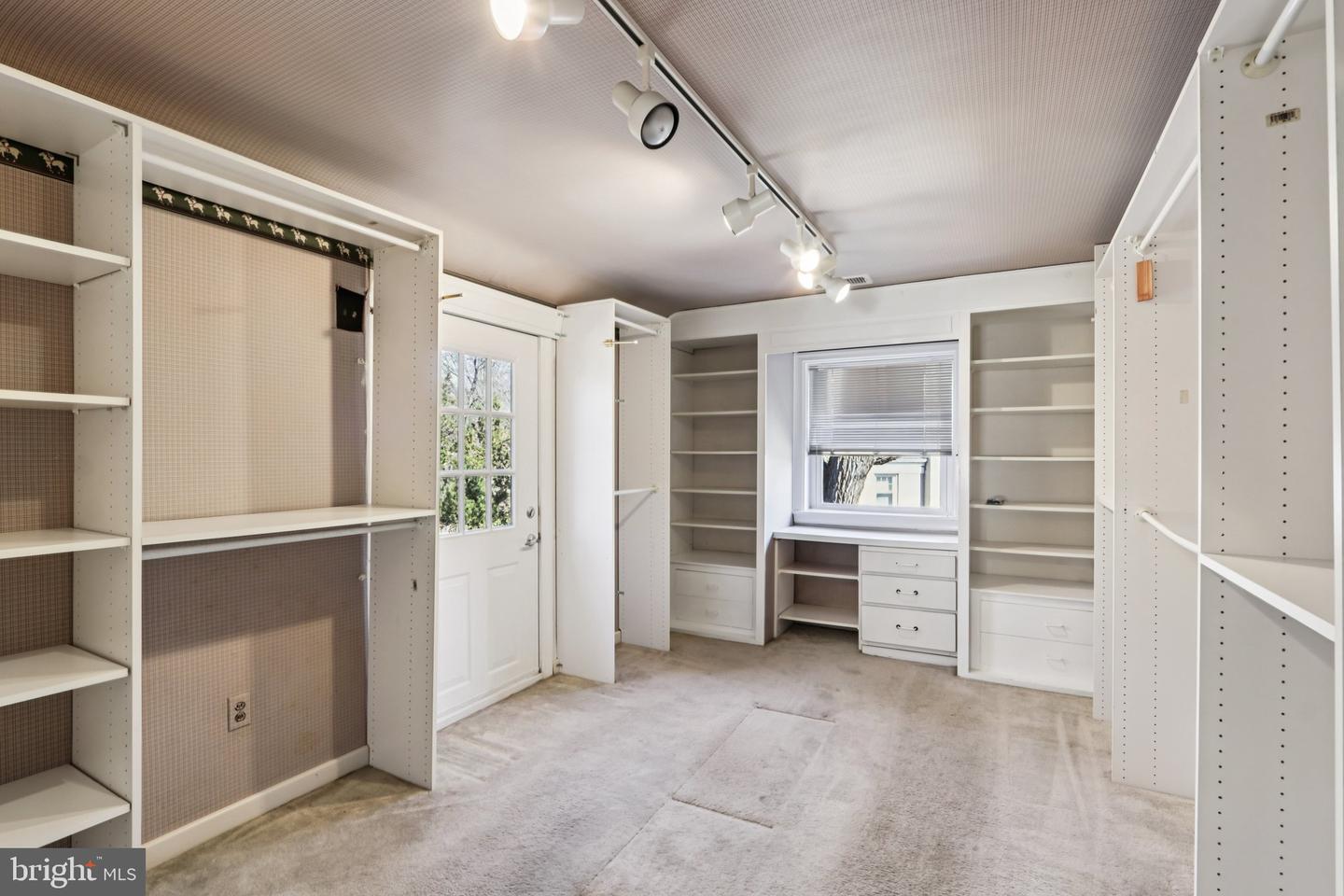 605 Arbutus St Property Photo 32