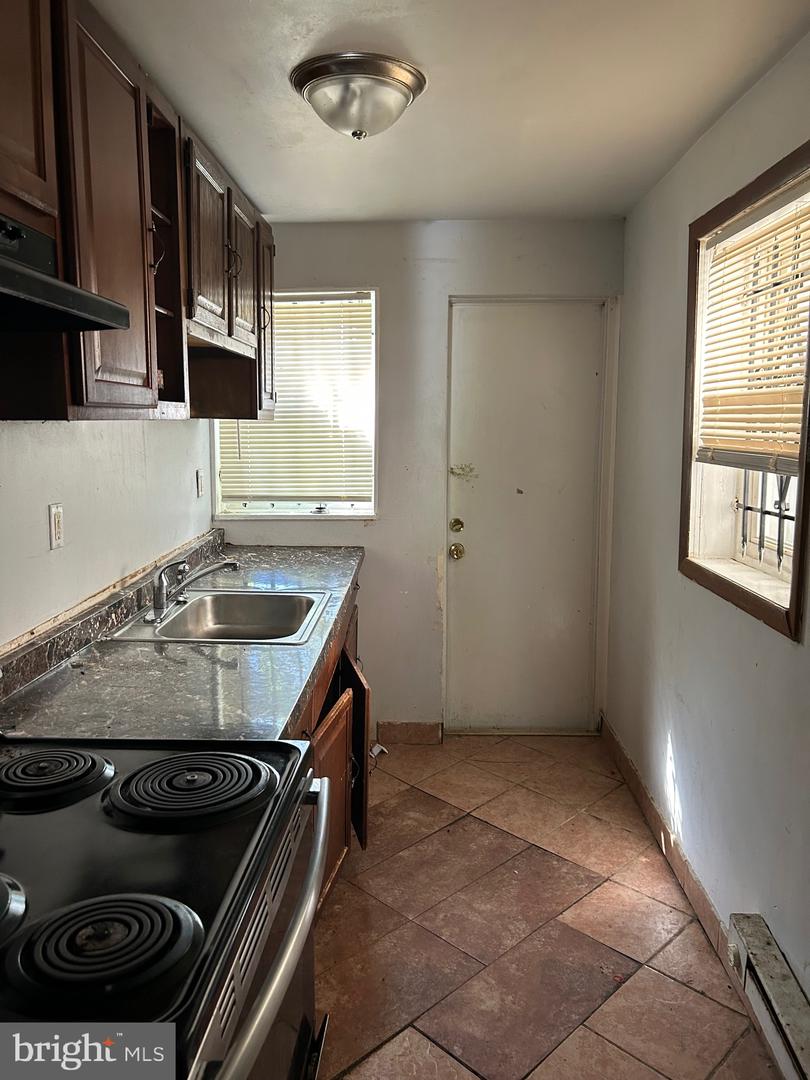 1850 E Madison St Property Photo 6