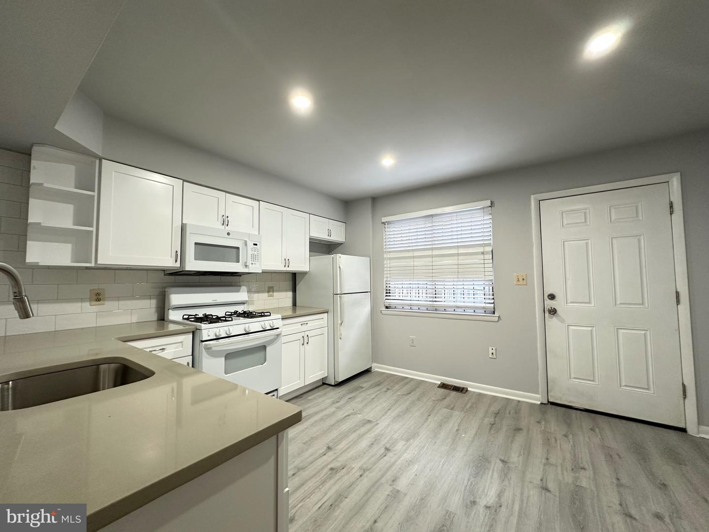 1616 Diamond St Property Photo 3