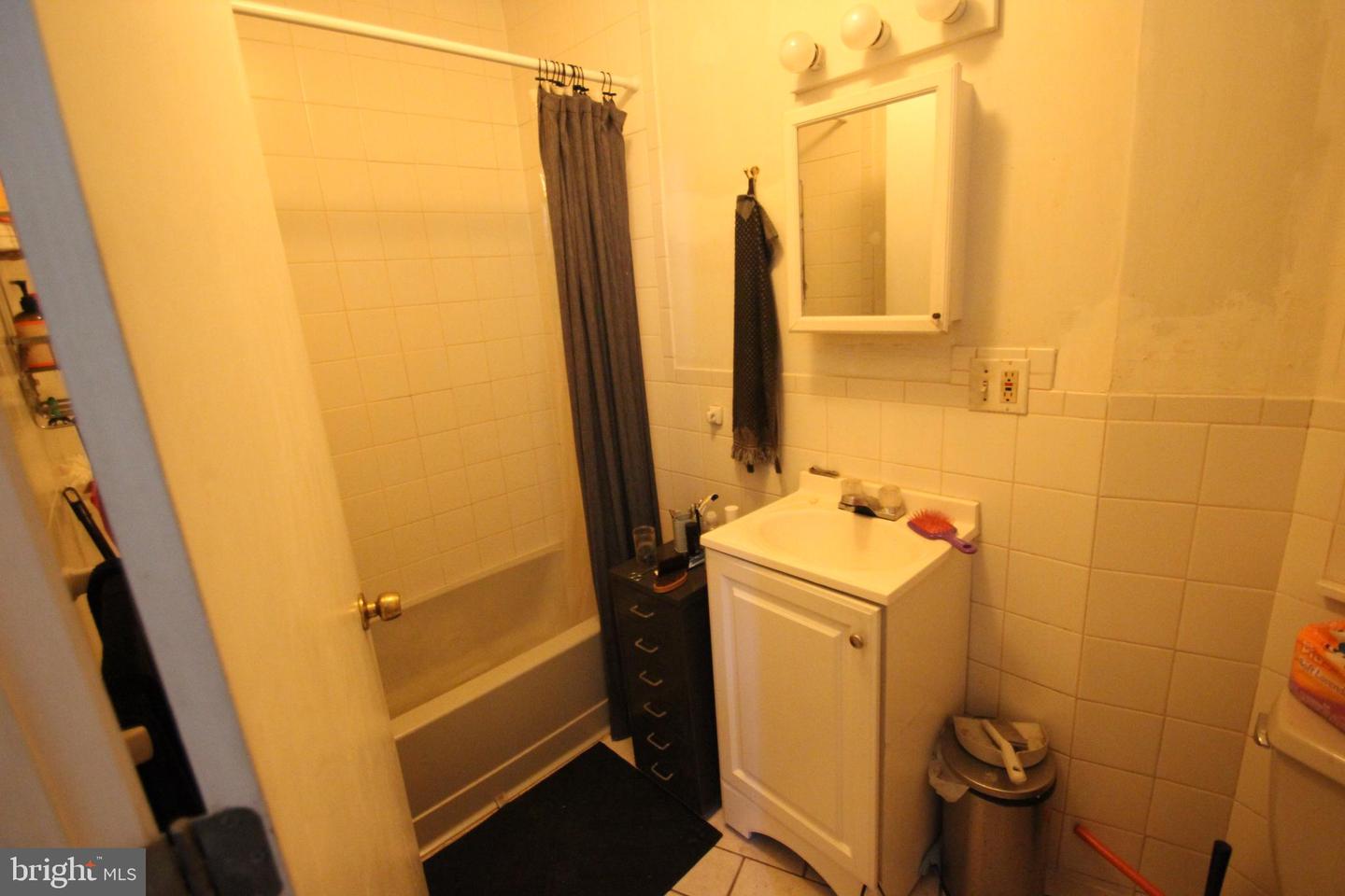 6439-00 N Broad St Property Photo 4