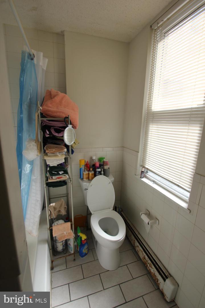 6439-00 N Broad St Property Photo 9