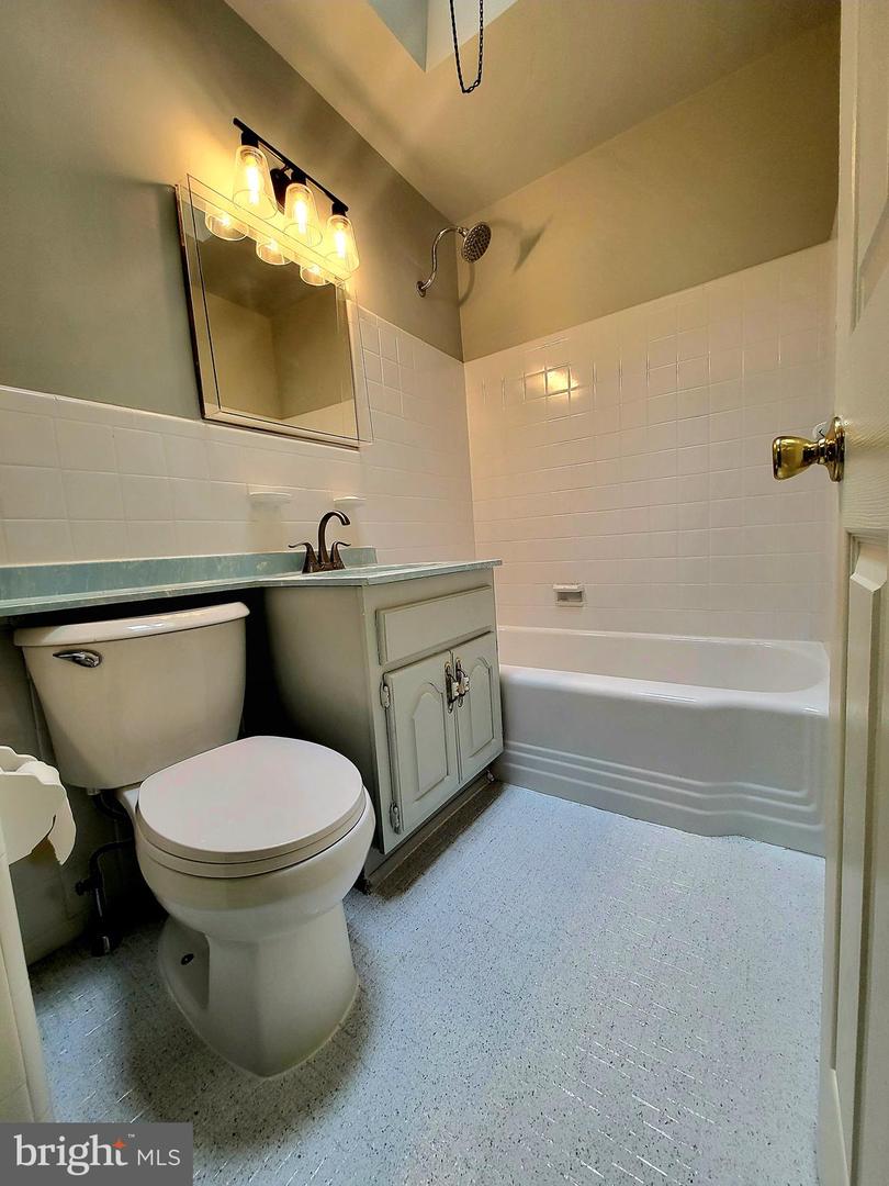 6137 Hawthorne St Property Photo 23