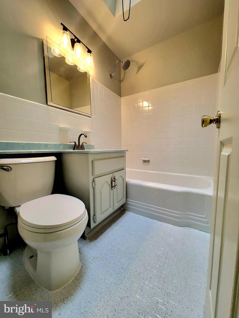 6137 Hawthorne St Property Photo 25