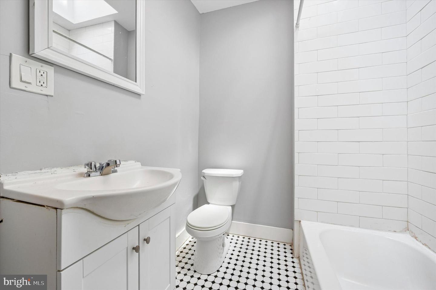 2406 W Clearfield St Property Photo 6