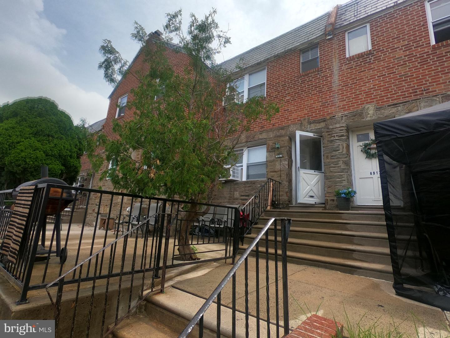 6919 Sylvester St Property Photo 1