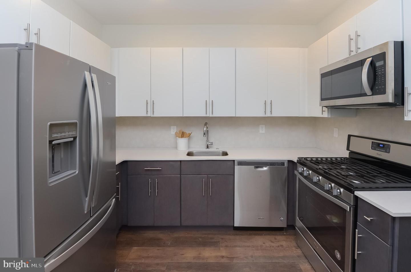 236 Thompson St #b402 Property Photo 27