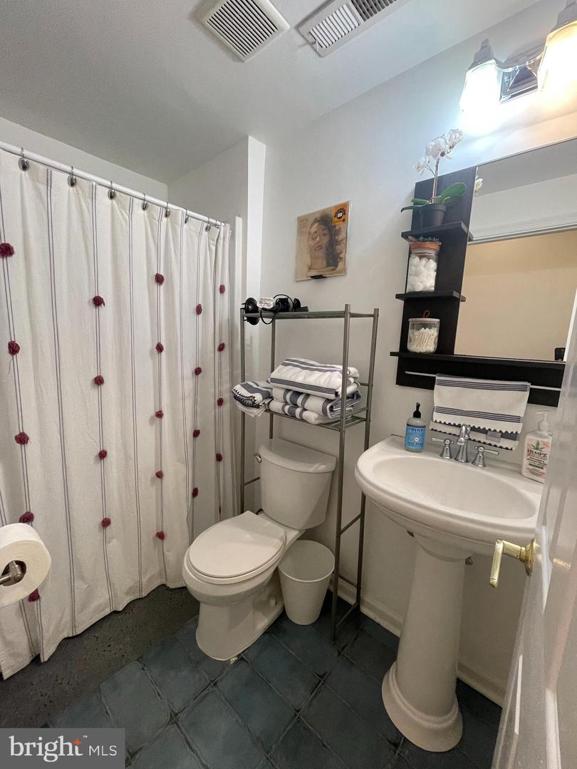 217 W Girard Ave #2 Property Photo 36