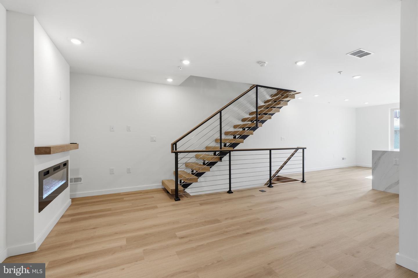 1517 Bodine St N #b Property Photo 6