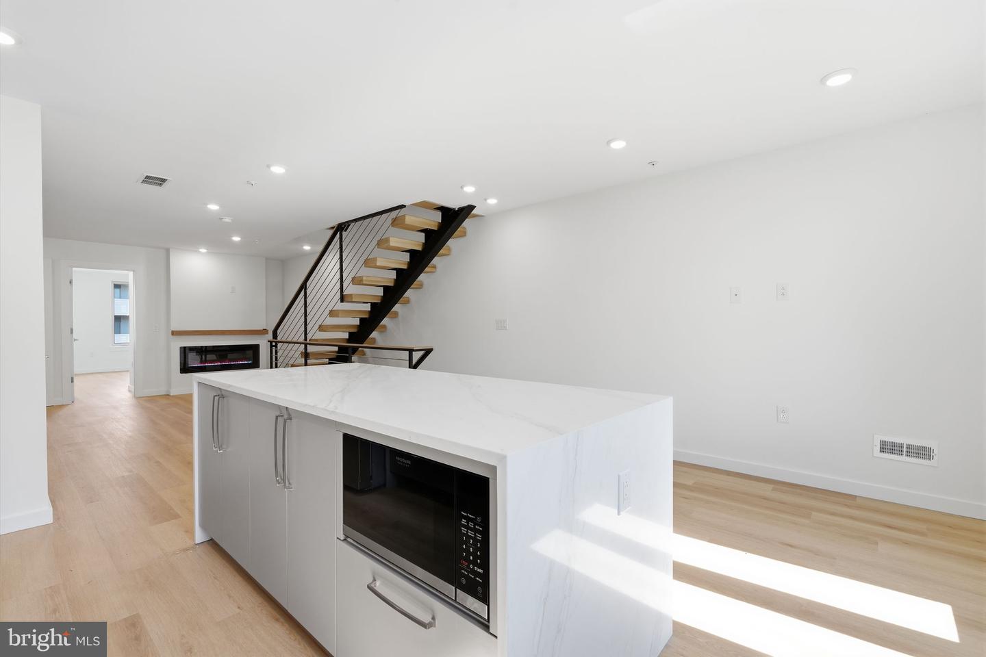 1517 Bodine St N #b Property Photo 22