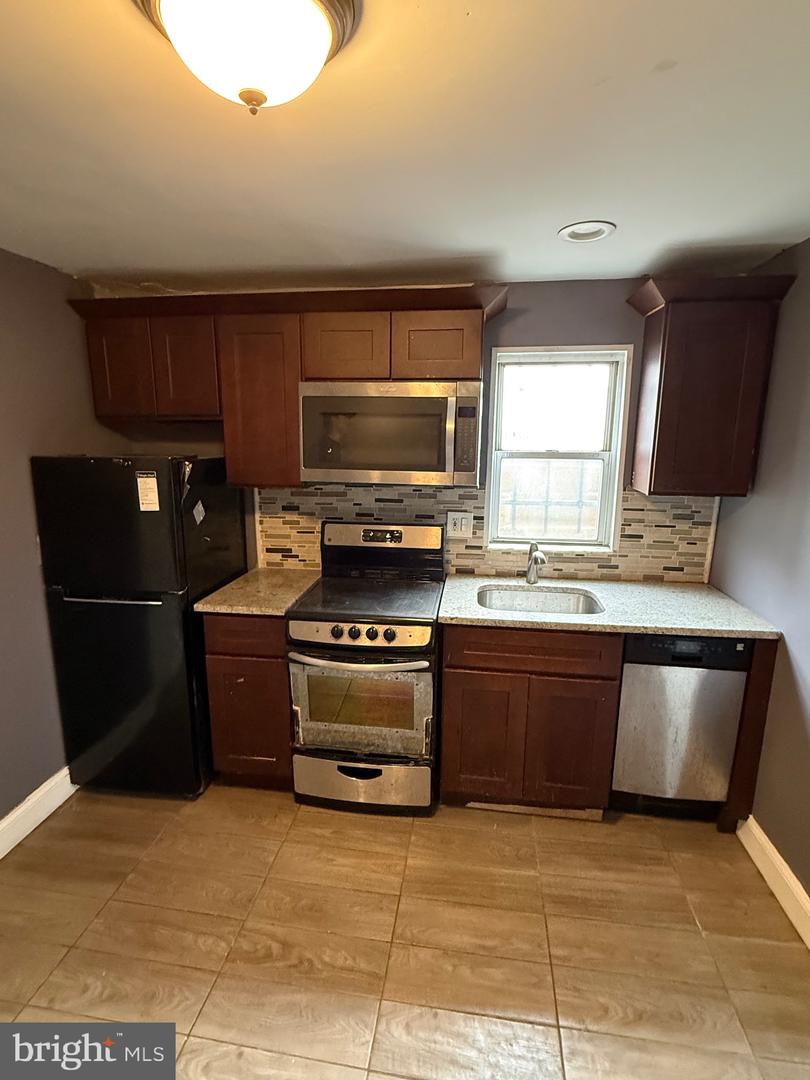 152 W Girard Ave Property Photo 13