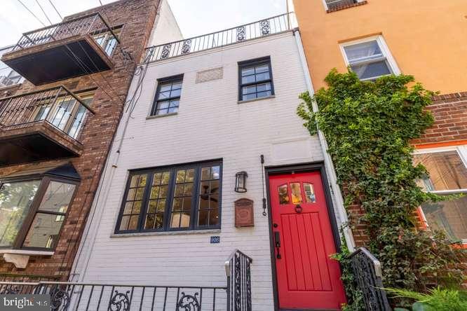 926 Catharine St Property Photo 2