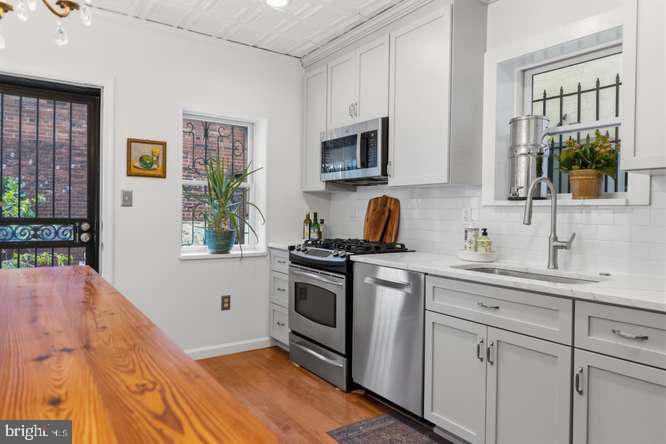 926 Catharine St Property Photo 15