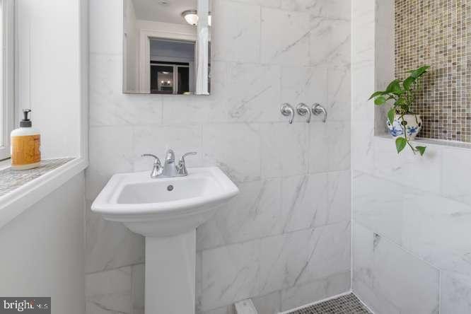 926 Catharine St Property Photo 34