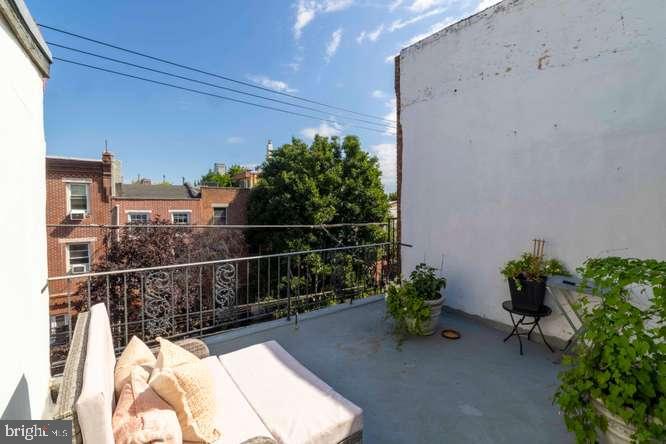 926 Catharine St Property Photo 38