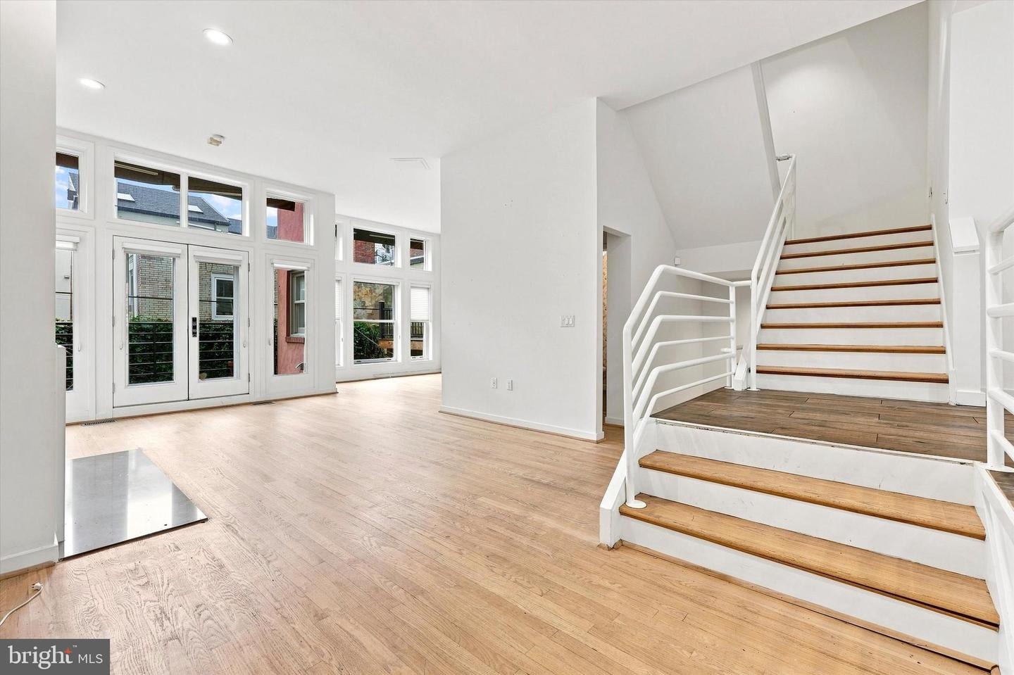 114 Bainbridge St Property Photo 4