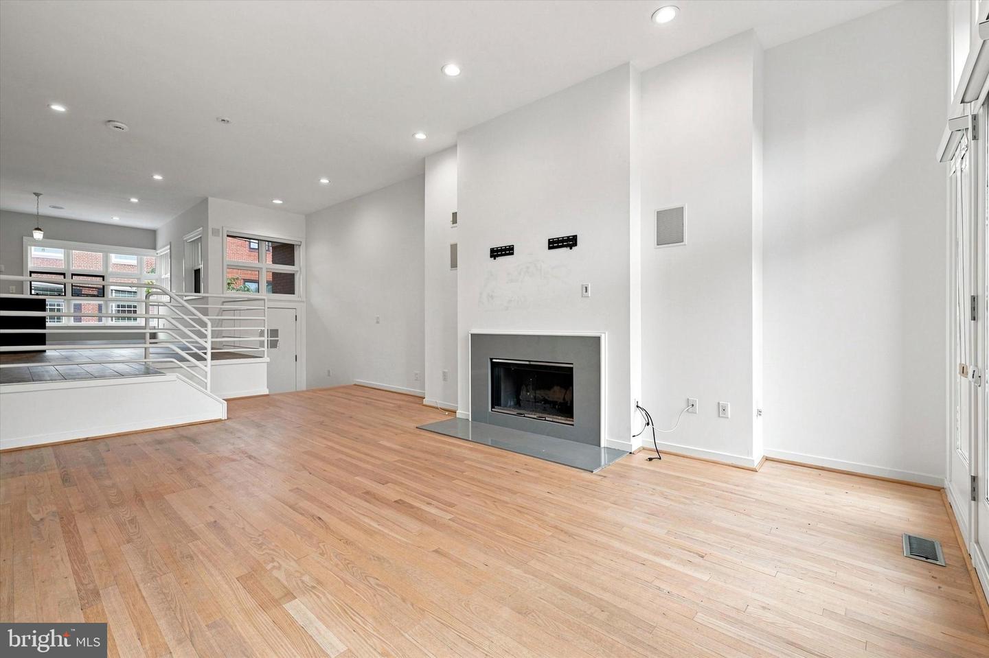 114 Bainbridge St Property Photo 6