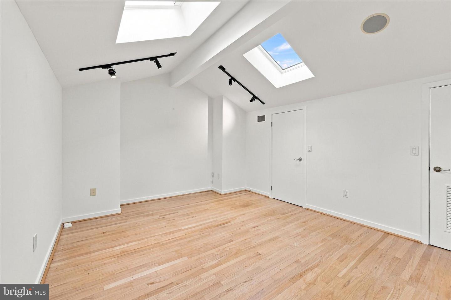 114 Bainbridge St Property Photo 27